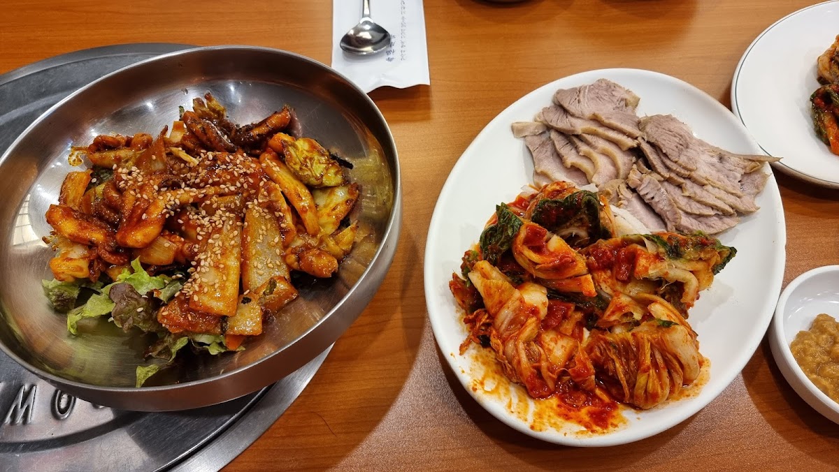 Song-Ga-Ne Gamja-Tang (Pork Back-Bone Stew) 송가네감자탕 본점-7
